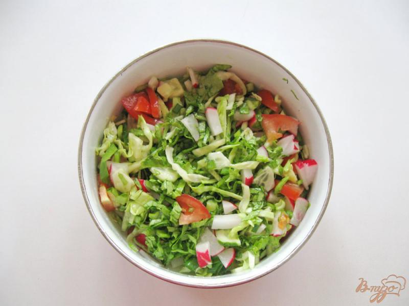 Фото приготовление рецепта: Салат с редисом и помидором шаг №7