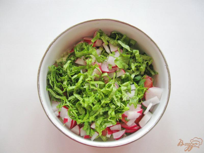 Фото приготовление рецепта: Салат с редисом и помидором шаг №6