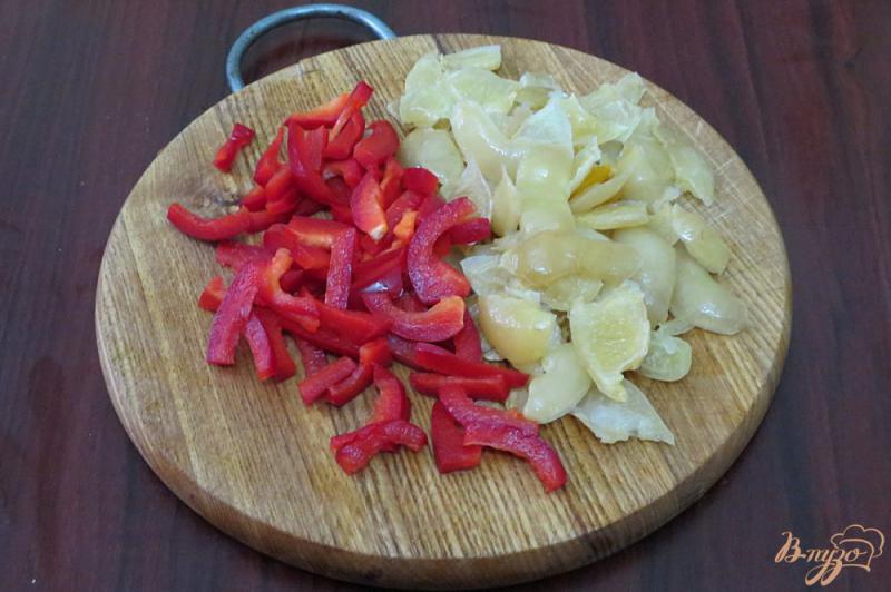 Фото приготовление рецепта: Куриные желудочки с овощами и лапшой шаг №5