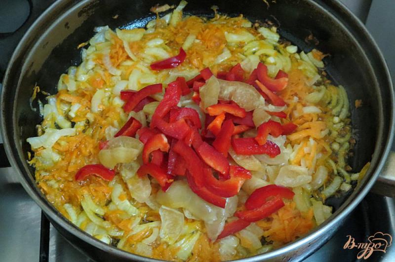 Фото приготовление рецепта: Куриные желудочки с овощами и лапшой шаг №6