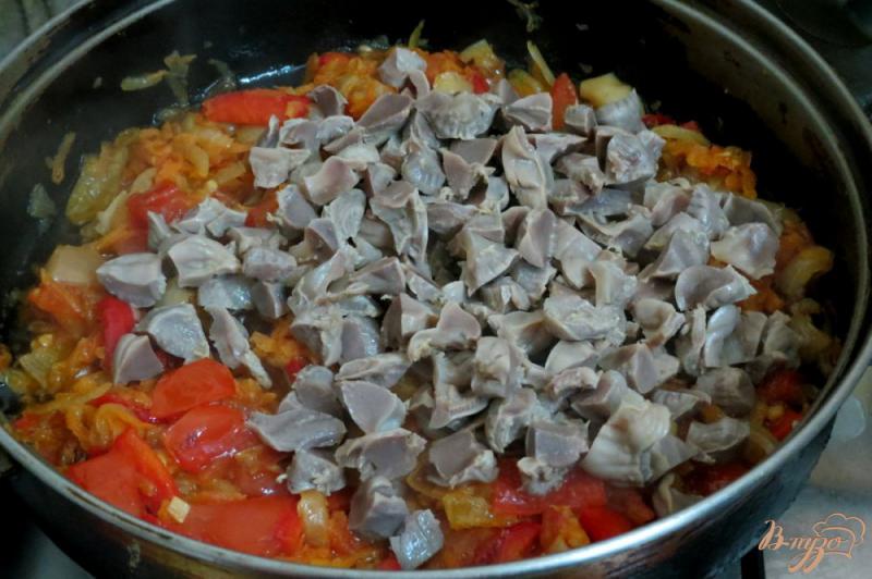 Фото приготовление рецепта: Куриные желудочки с овощами и лапшой шаг №9