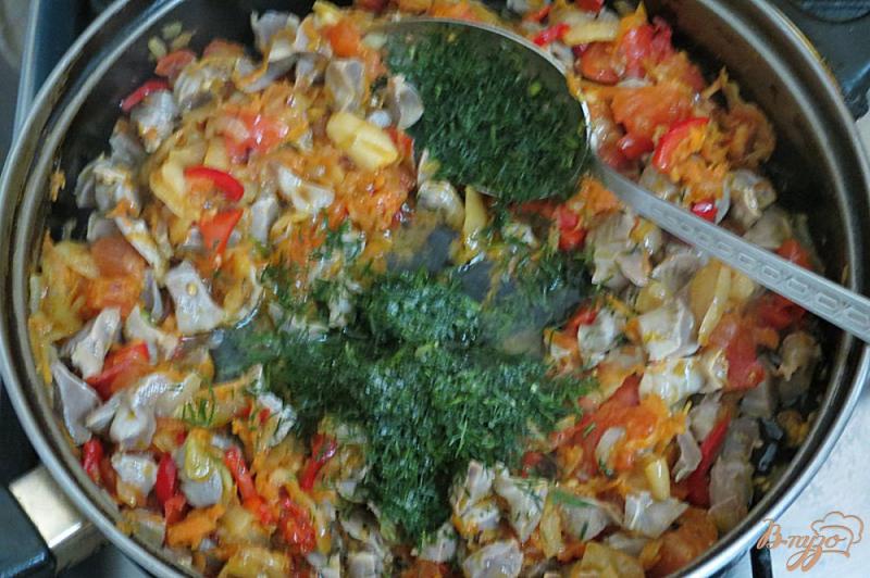 Фото приготовление рецепта: Куриные желудочки с овощами и лапшой шаг №10