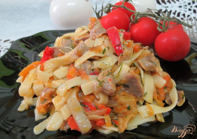 Фото приготовление рецепта: Куриные желудочки с овощами и лапшой шаг №11