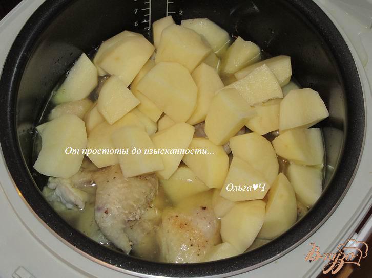 Фото приготовление рецепта: Домашняя курица с картофелем и сладким перцем шаг №3