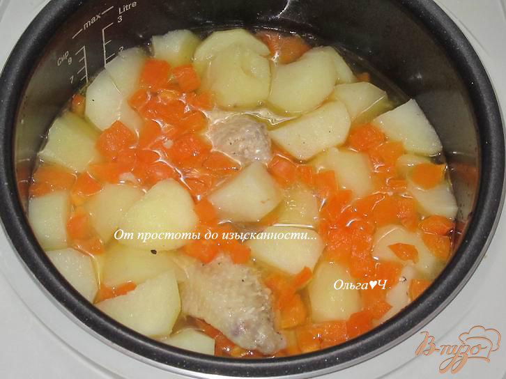Фото приготовление рецепта: Домашняя курица с картофелем и сладким перцем шаг №5