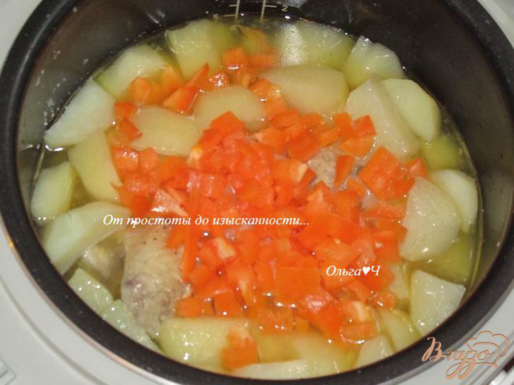 Фото приготовление рецепта: Домашняя курица с картофелем и сладким перцем шаг №4