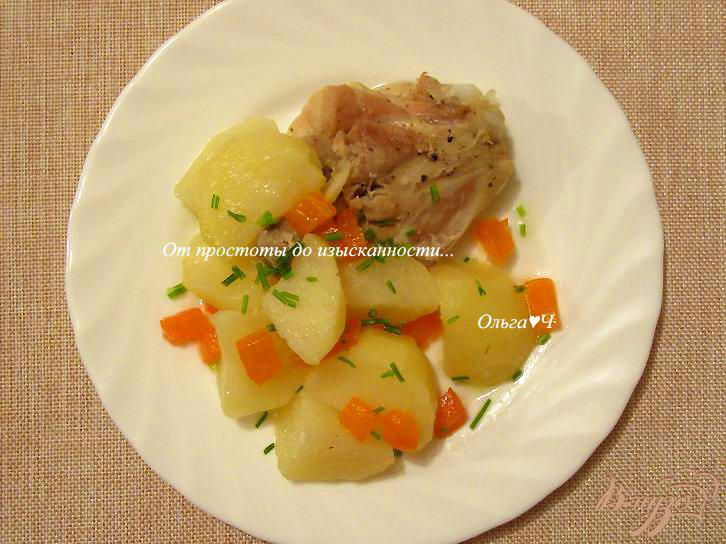 Фото приготовление рецепта: Домашняя курица с картофелем и сладким перцем шаг №6