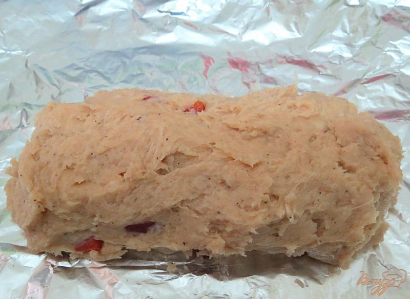Фото приготовление рецепта: Куриная варёная колбаса с болгарским перцем шаг №7