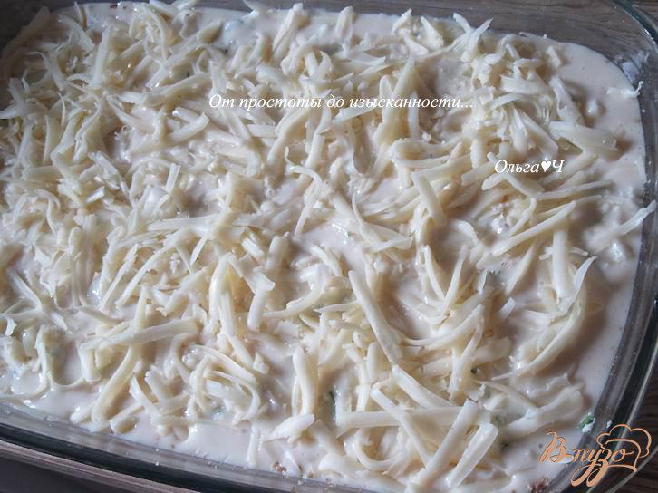 Фото приготовление рецепта: Заливной пирог с творогом и сыром шаг №6