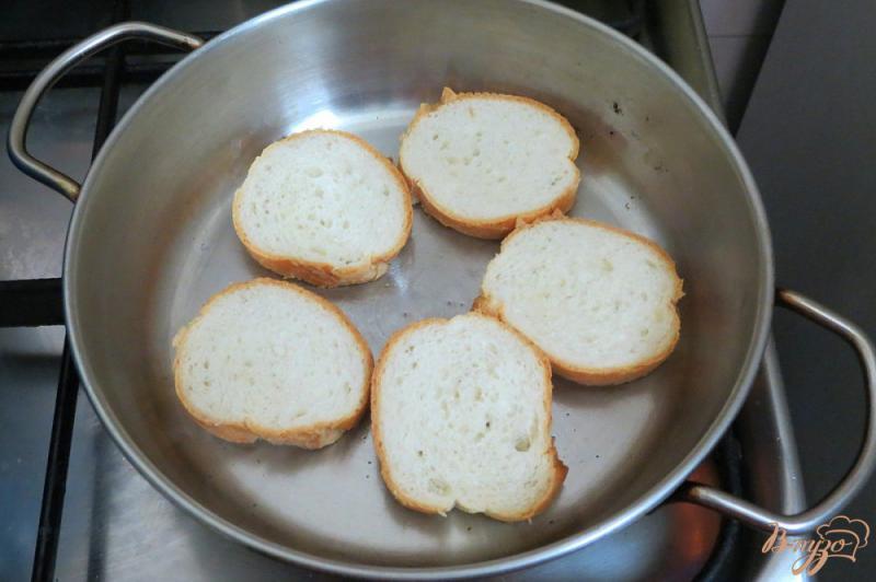 Фото приготовление рецепта: Бутерброды со шпротами и огурцом шаг №4