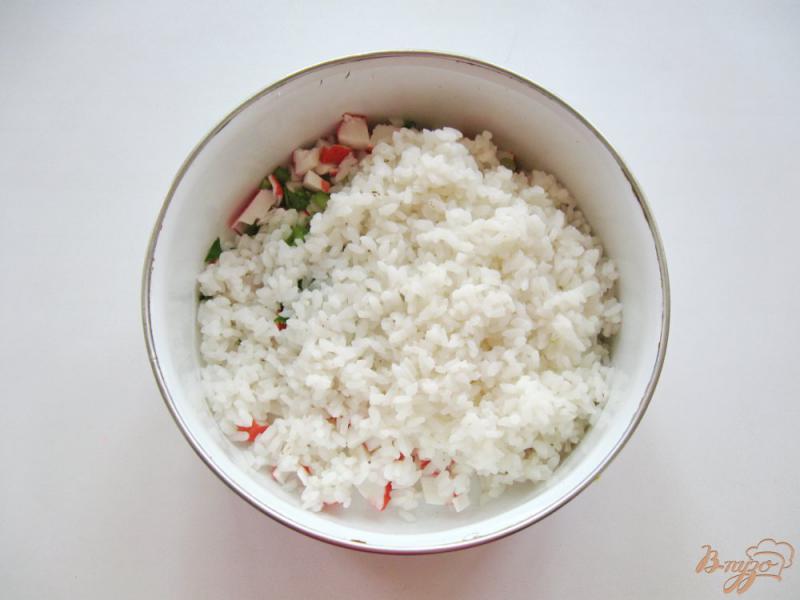 Фото приготовление рецепта: Рисовый гарнир с крабовыми палочками шаг №3