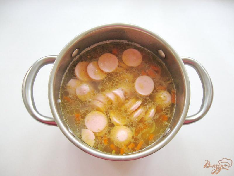 Фото приготовление рецепта: Гречневый суп с сосисками шаг №5