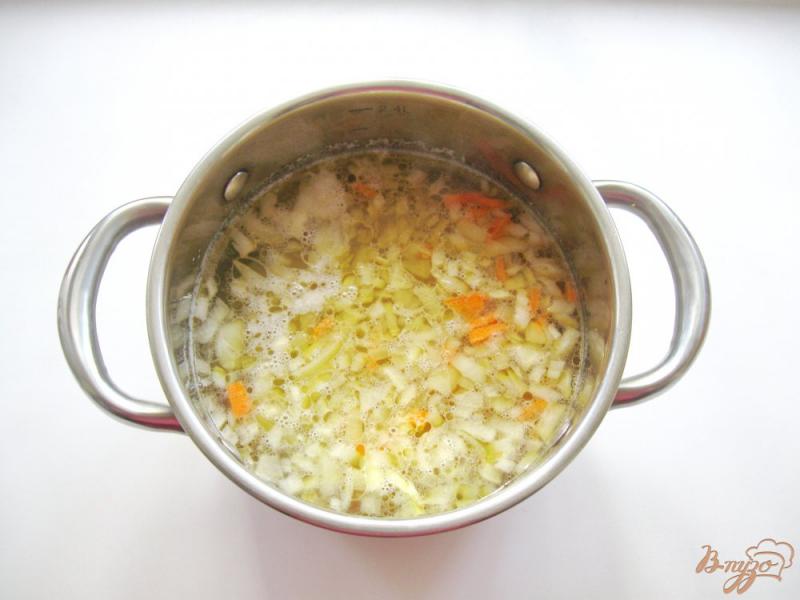 Фото приготовление рецепта: Гречневый суп с сосисками шаг №4