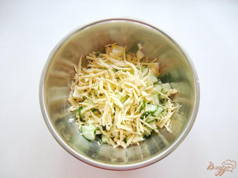 Фото приготовление рецепта: Салат с сыром, огурцом и яйцом шаг №3
