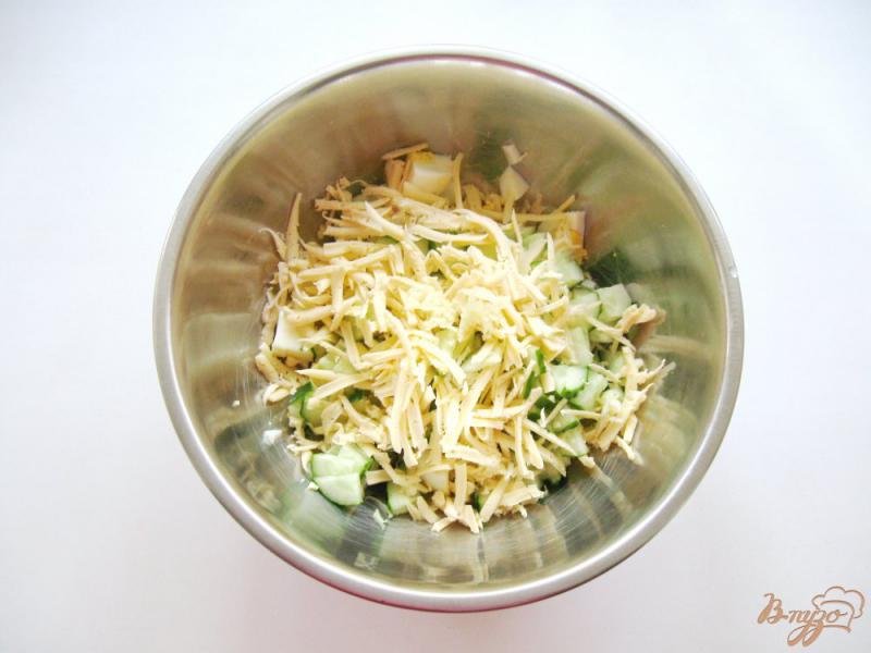 Фото приготовление рецепта: Салат с сыром, огурцом и яйцом шаг №4