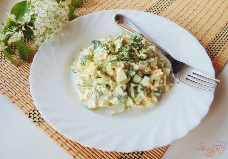 Фото приготовление рецепта: Салат с сыром, огурцом и яйцом шаг №7