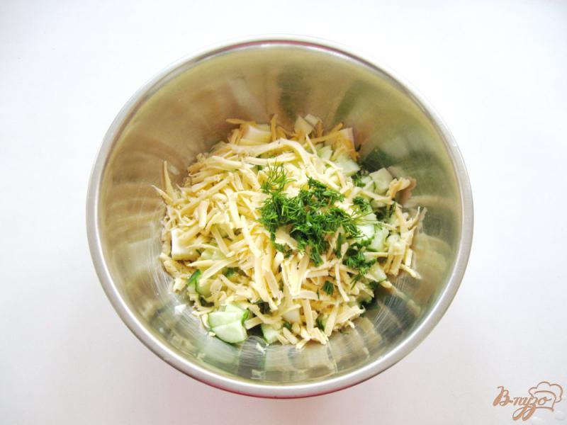 Фото приготовление рецепта: Салат с сыром, огурцом и яйцом шаг №5