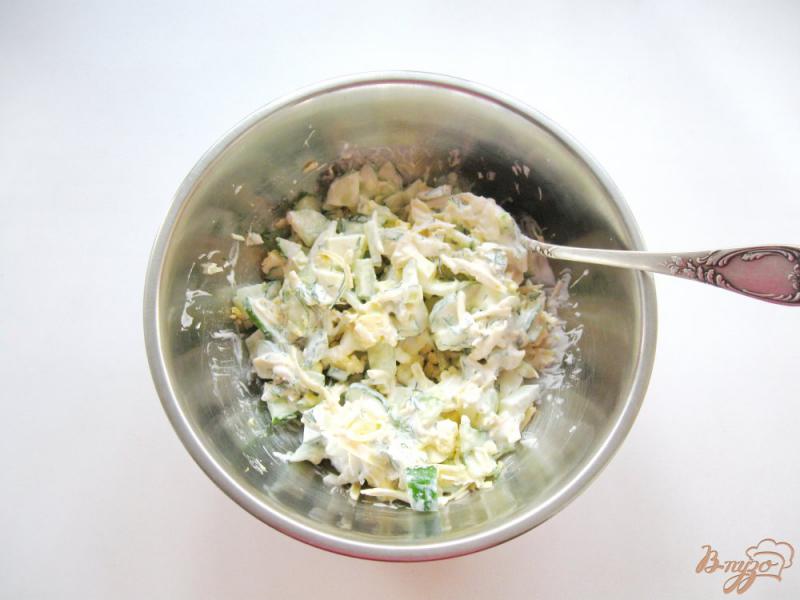 Фото приготовление рецепта: Салат с сыром, огурцом и яйцом шаг №6