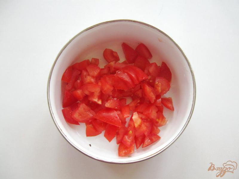 Фото приготовление рецепта: Салат с помидорами и сыром шаг №1