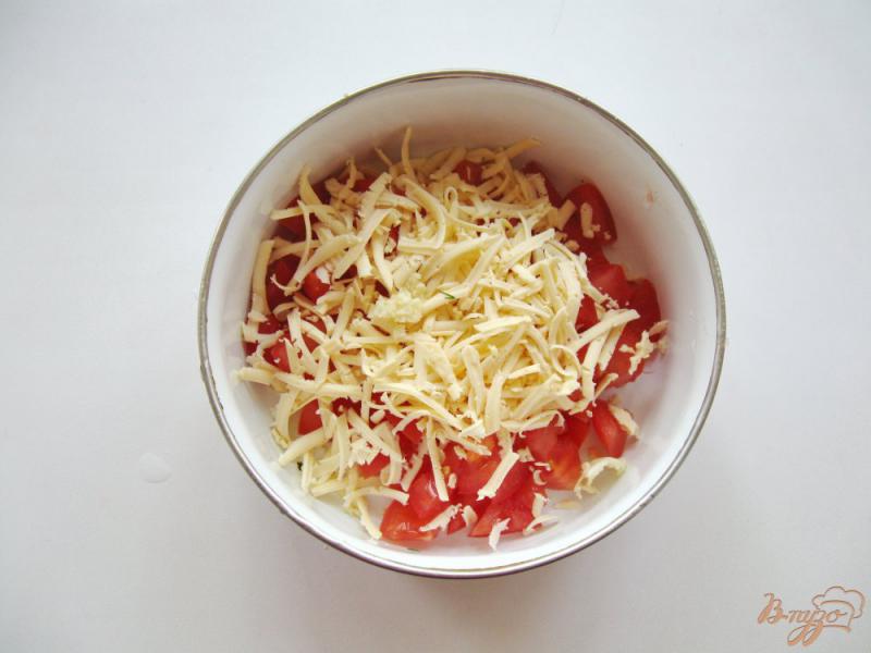 Фото приготовление рецепта: Салат с помидорами и сыром шаг №3