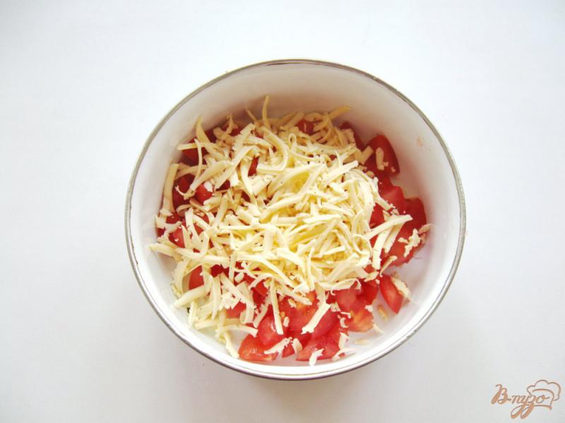 Фото приготовление рецепта: Салат с помидорами и сыром шаг №2