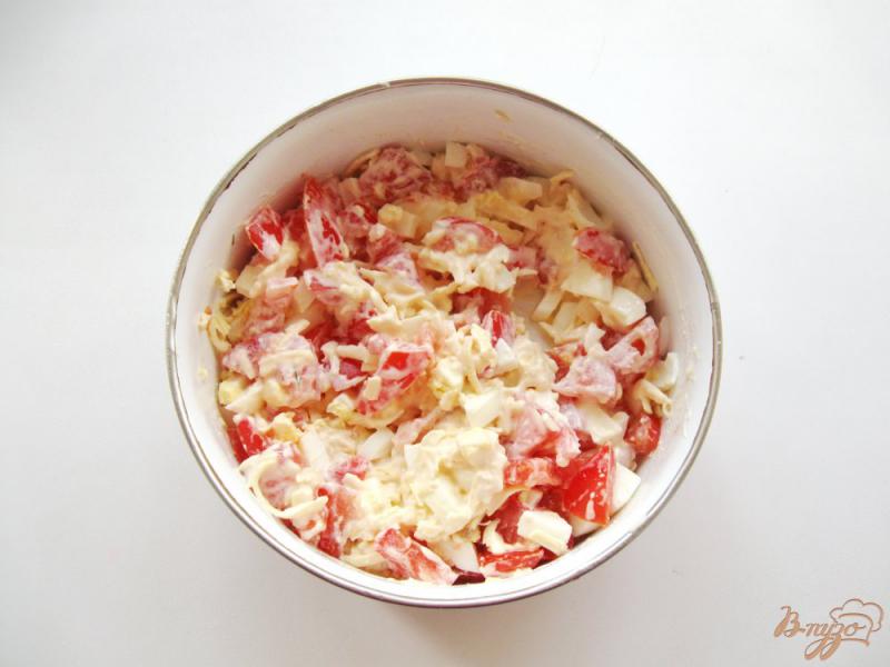 Фото приготовление рецепта: Салат с помидорами и сыром шаг №6