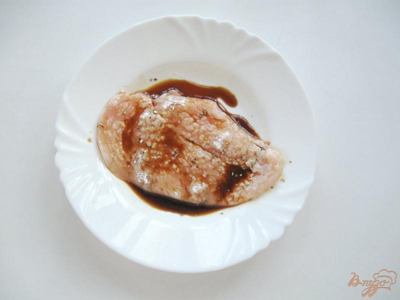 Фото приготовление рецепта: Отбивные из курицы в соевом соусе шаг №4
