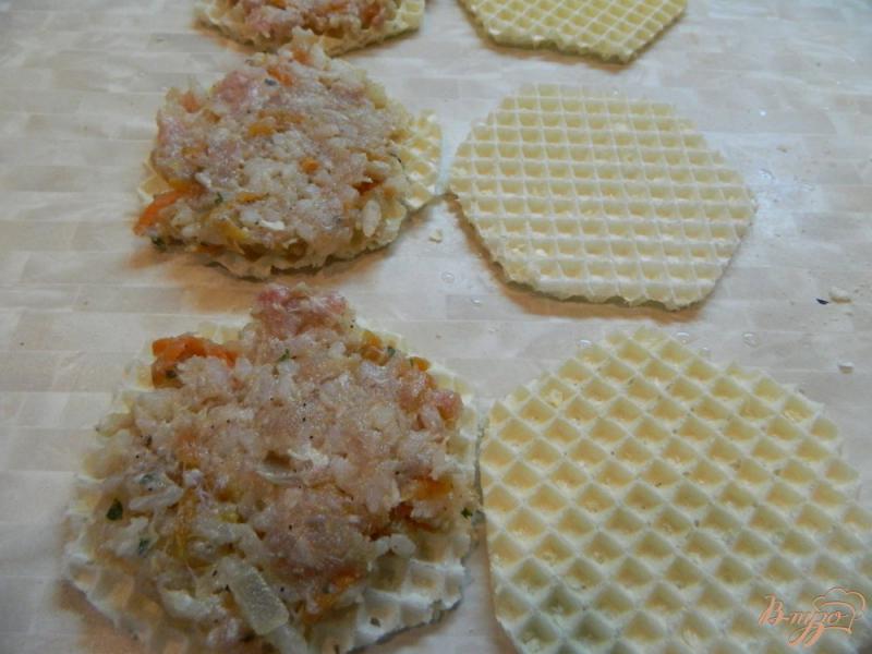 Фото приготовление рецепта: Закуска из вафельных коржей с фаршем в кляре шаг №3