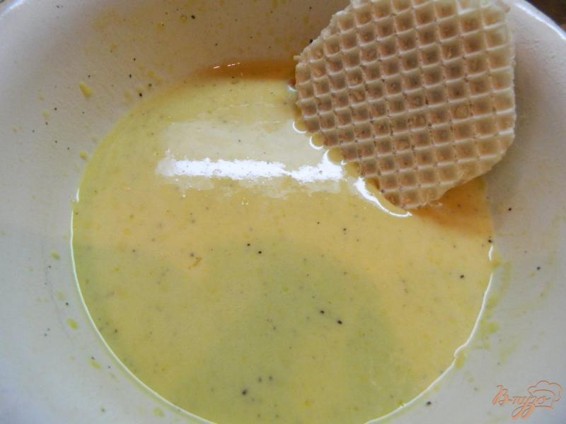 Фото приготовление рецепта: Закуска из вафельных коржей с фаршем в кляре шаг №4