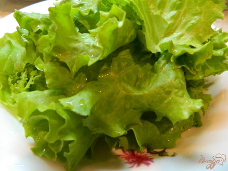 Фото приготовление рецепта: Салат из киви, ветчины и листьев салата шаг №1