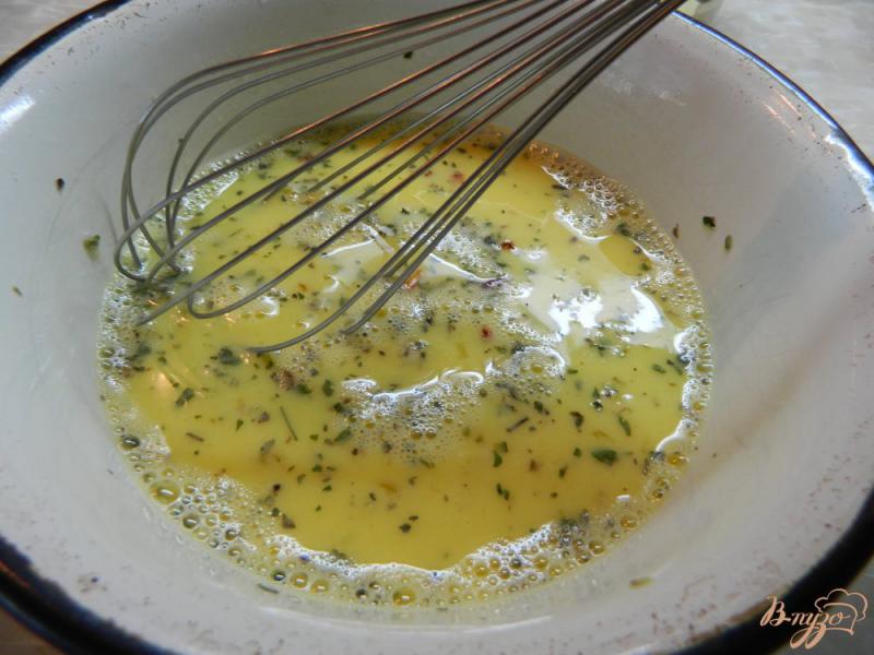 Фото приготовление рецепта: Нежный омлет с сыром и зеленым луком шаг №1