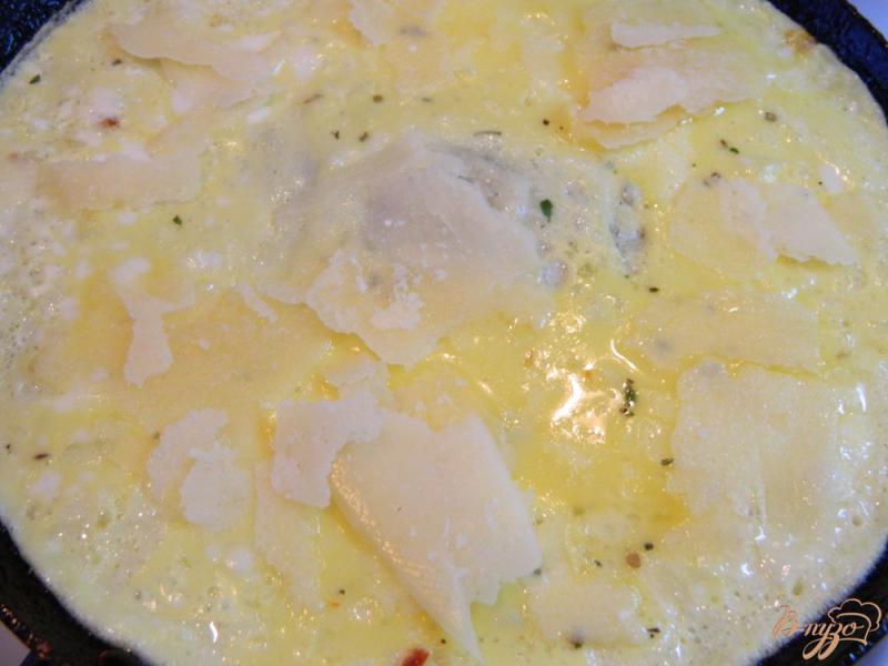Фото приготовление рецепта: Нежный омлет с сыром и зеленым луком шаг №2