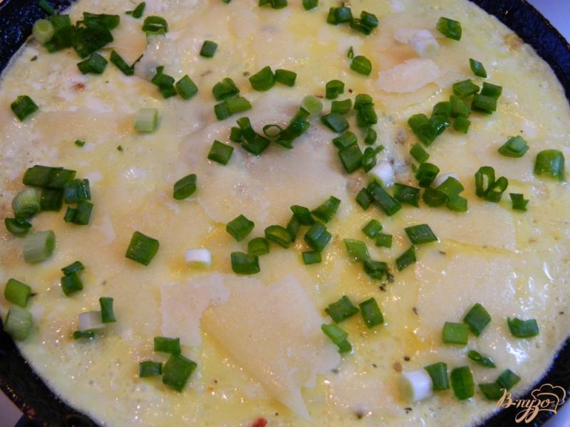 Фото приготовление рецепта: Нежный омлет с сыром и зеленым луком шаг №3