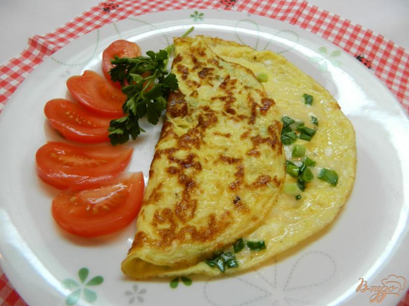 Фото приготовление рецепта: Нежный омлет с сыром и зеленым луком шаг №4