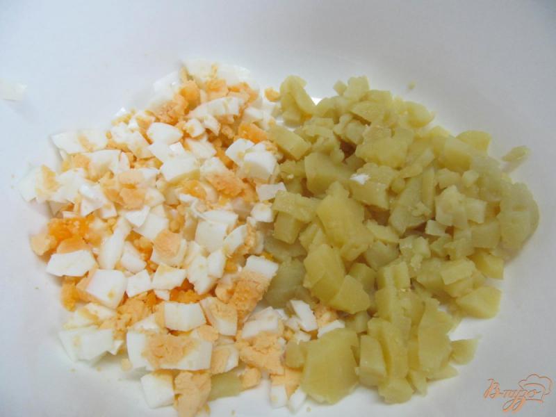 Фото приготовление рецепта: Картофельный салат с редисом щавелем шаг №1