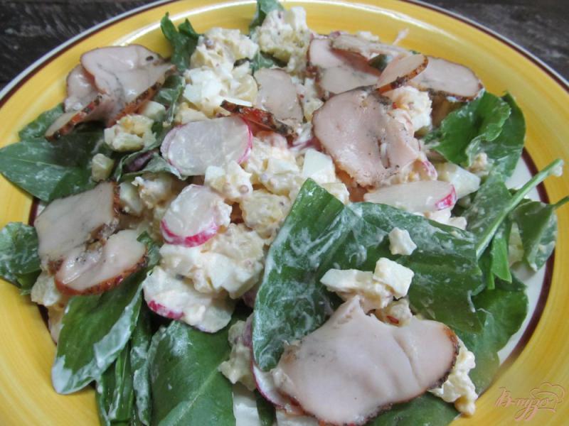 Фото приготовление рецепта: Картофельный салат с редисом щавелем шаг №4