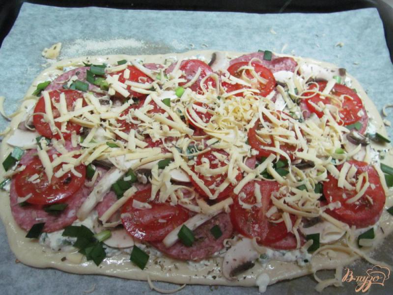 Фото приготовление рецепта: Пицца с творогом и салями шаг №6