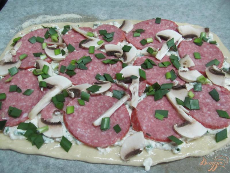 Фото приготовление рецепта: Пицца с творогом и салями шаг №5