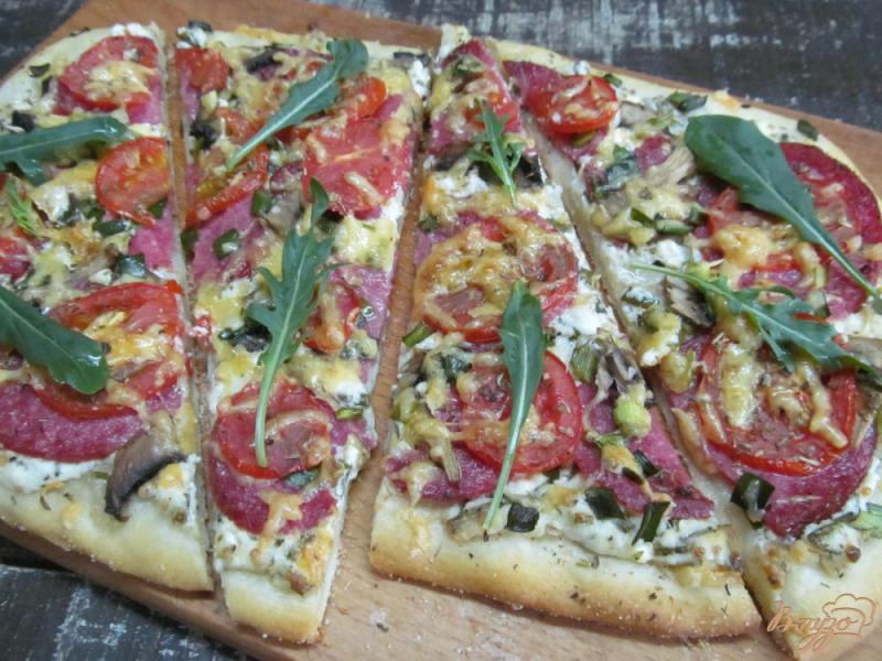Фото приготовление рецепта: Пицца с творогом и салями шаг №7