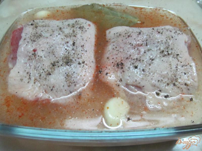 Фото приготовление рецепта: Куриные бедра запеченные с рисом шаг №3