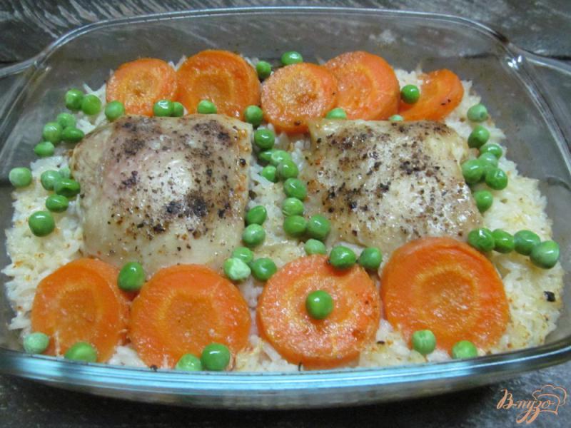 Фото приготовление рецепта: Куриные бедра запеченные с рисом шаг №5