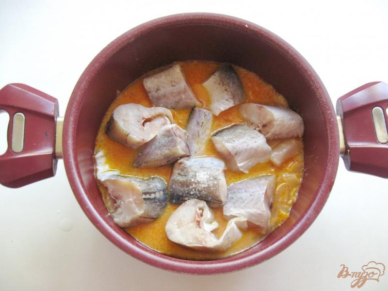 Фото приготовление рецепта: Рыба в томатно-сливочном соусе шаг №4