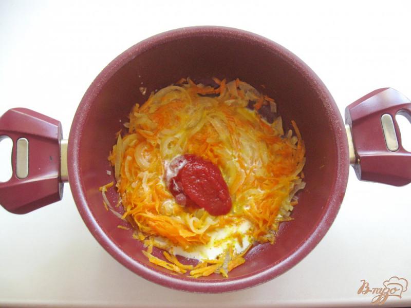 Фото приготовление рецепта: Рыба в томатно-сливочном соусе шаг №2