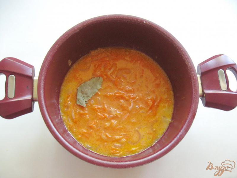 Фото приготовление рецепта: Рыба в томатно-сливочном соусе шаг №3