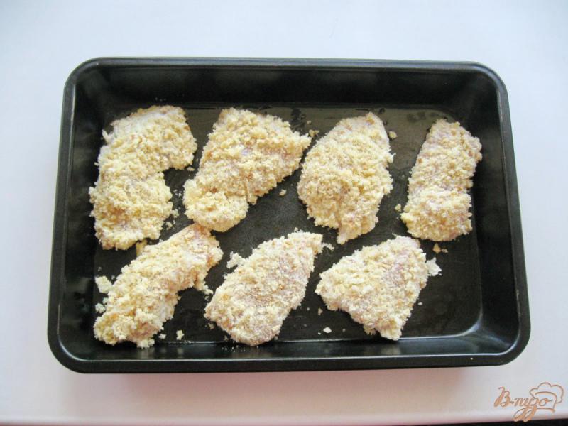 Фото приготовление рецепта: Куриное филе запеченное в сухарях шаг №6