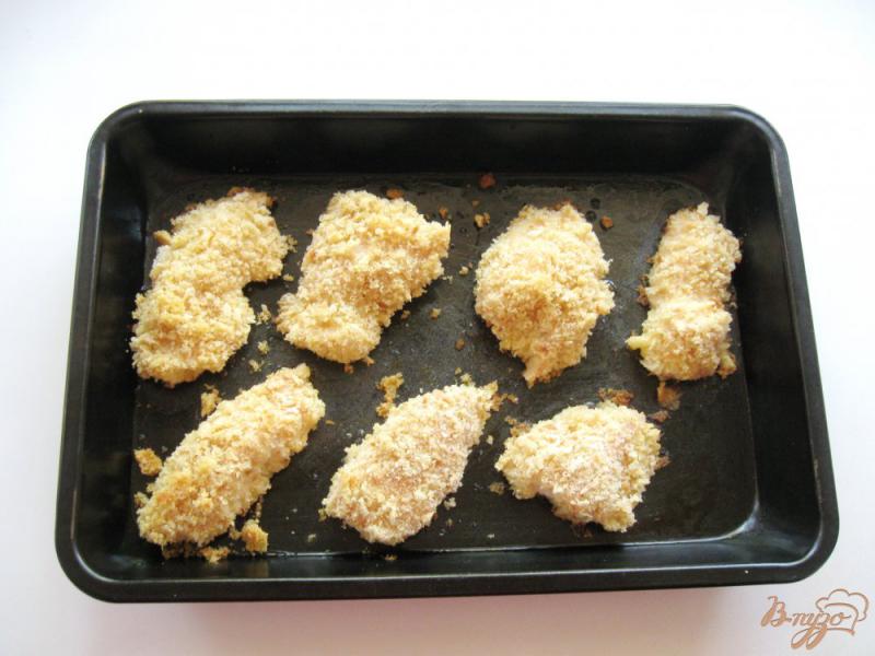 Фото приготовление рецепта: Куриное филе запеченное в сухарях шаг №7
