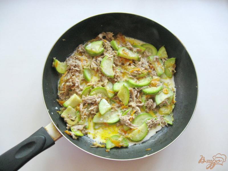 Фото приготовление рецепта: Паста с кабачками и мясом в сливках шаг №4