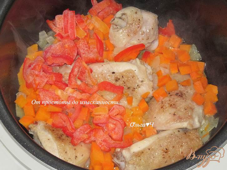 Фото приготовление рецепта: Курица с картофелем, морковью и сладким перцем шаг №2