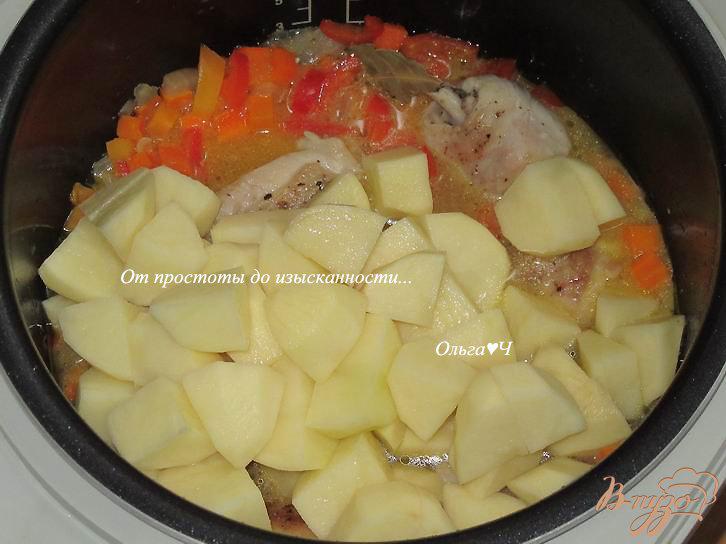 Фото приготовление рецепта: Курица с картофелем, морковью и сладким перцем шаг №3