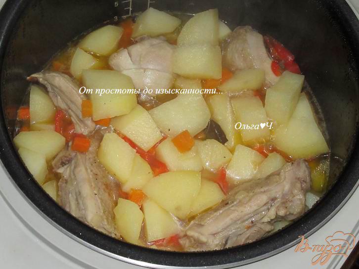 Фото приготовление рецепта: Курица с картофелем, морковью и сладким перцем шаг №4